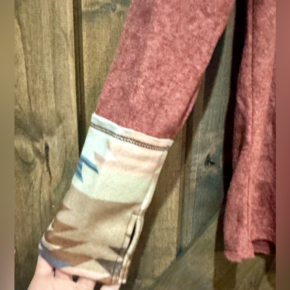 NWOT BiBi Long Sleeve Boho Aztec Thumb Hole Top Sz M - Picture 7 of 16